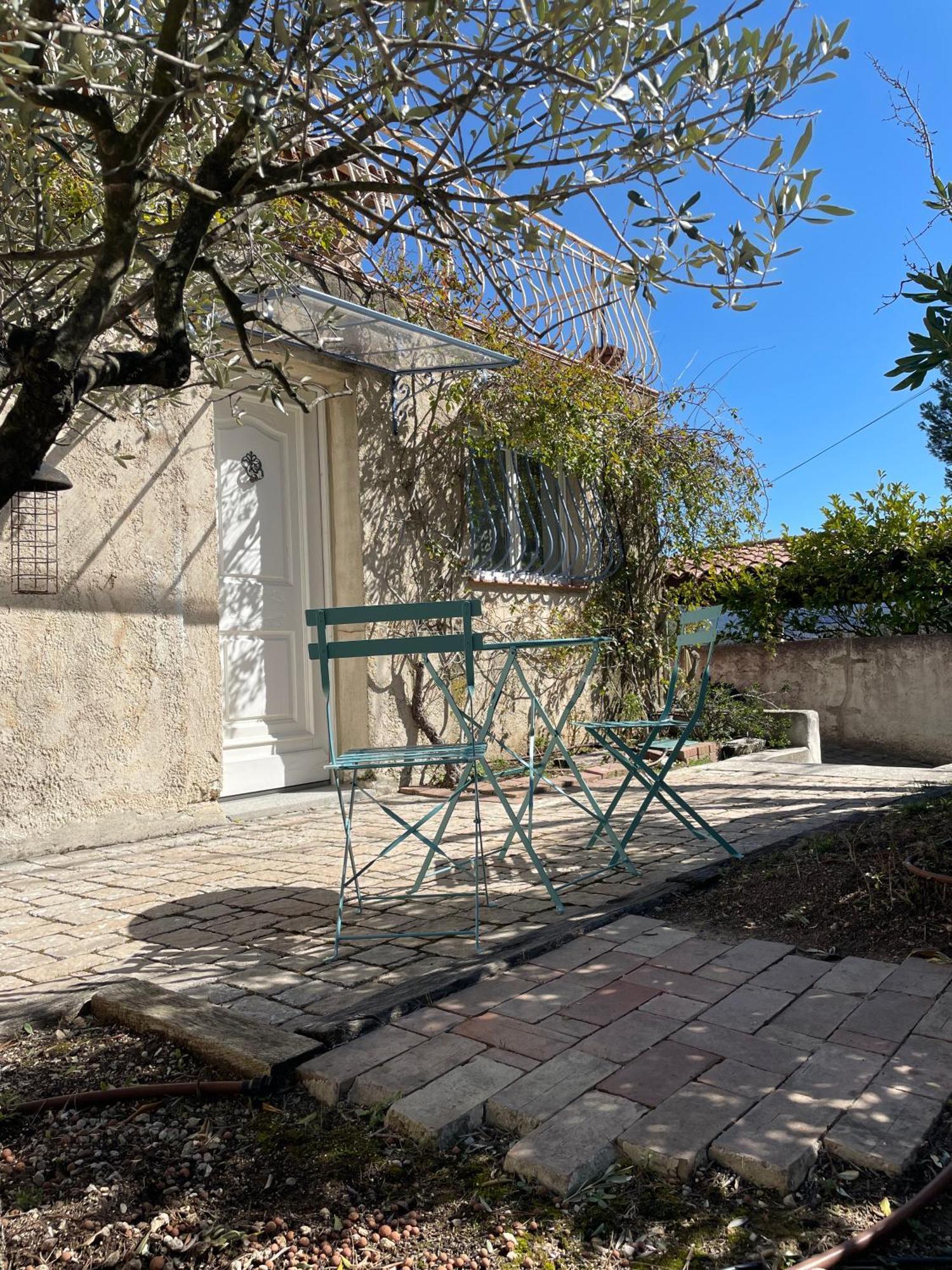 Confortable Au Calme Avec Acces Piscine Et Parking Appartement *
